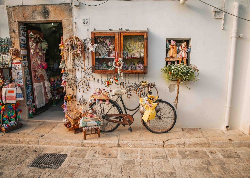 Cute souvenir shop in Alberobello - Italy