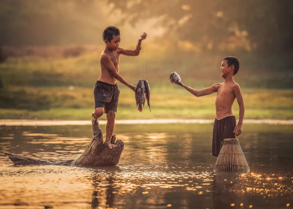 Kids fishing in Tonlé Sap - Cambodia